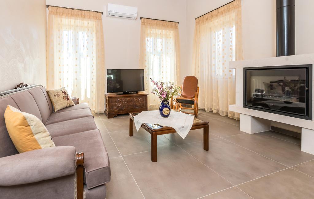 Yírion Villa Callisto- Elegant Restored Villa With Pool מראה חיצוני תמונה